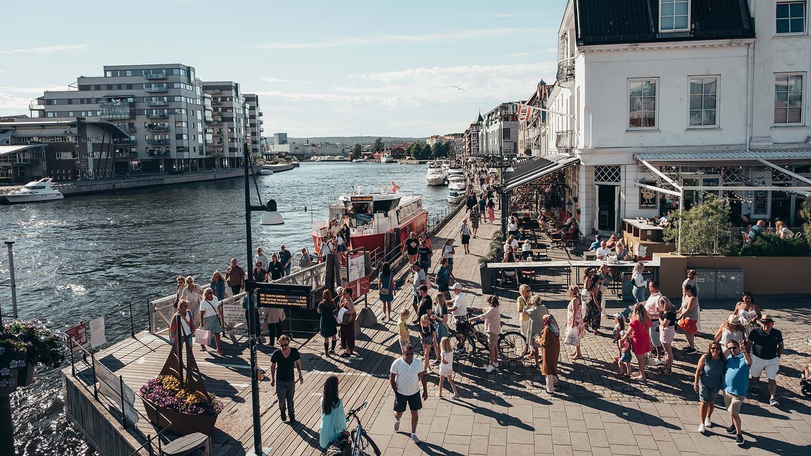 Byferga legger til kai midt i et yrende folkeliv ved brygga i Fredrikstad